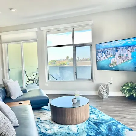 Large Hollywood Corner 2 Bedroom With Private Balcony